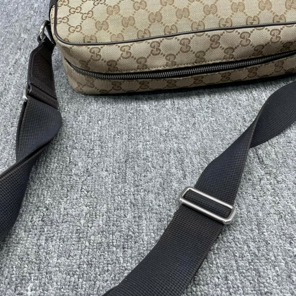 100% Authentic Gucci One Shoulder Messenger Bag 585-101524 - Picture 10 of 15